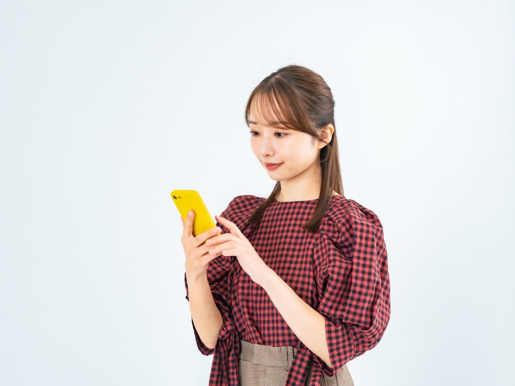 スマホを扱う女性