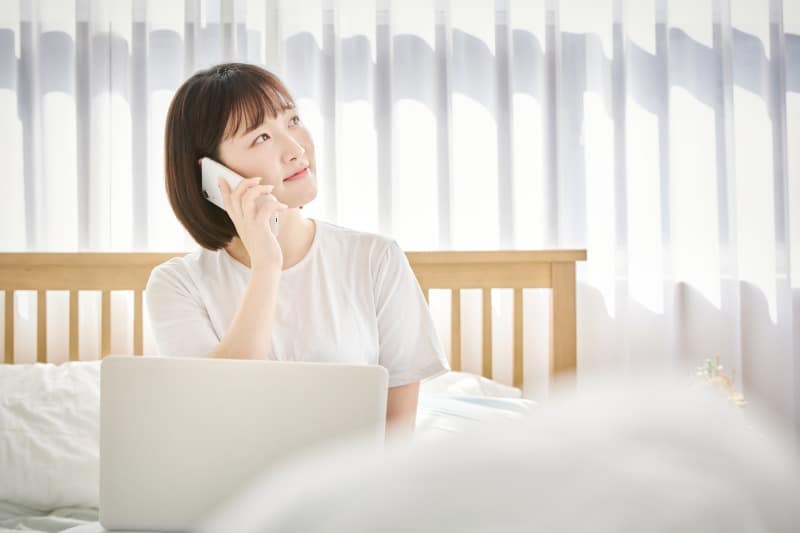 電話する女性