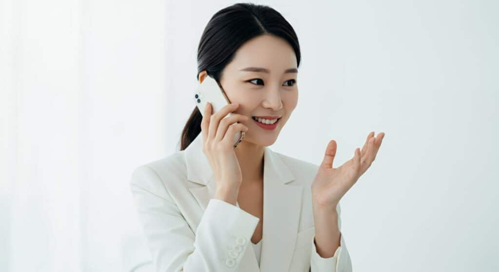 キャリアウーマンが電話をしている