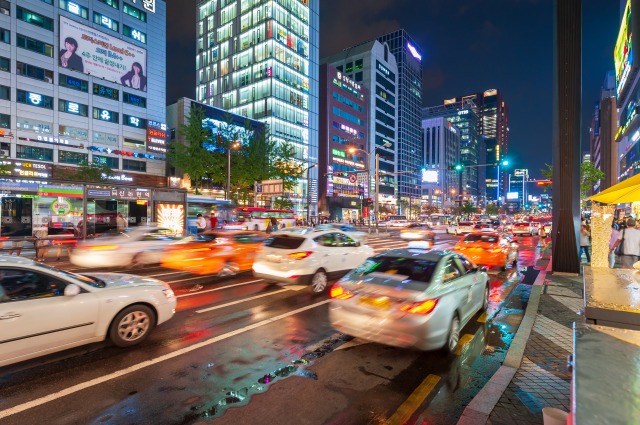 夜の車道
