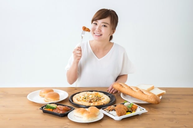 食べる女性