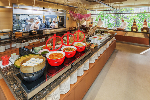 和・洋・中のシェフ自慢の料理が並ぶ