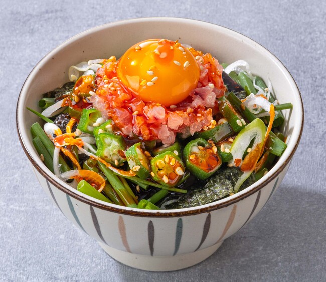 たたきマグロとおくらのピリ辛ユッケご飯